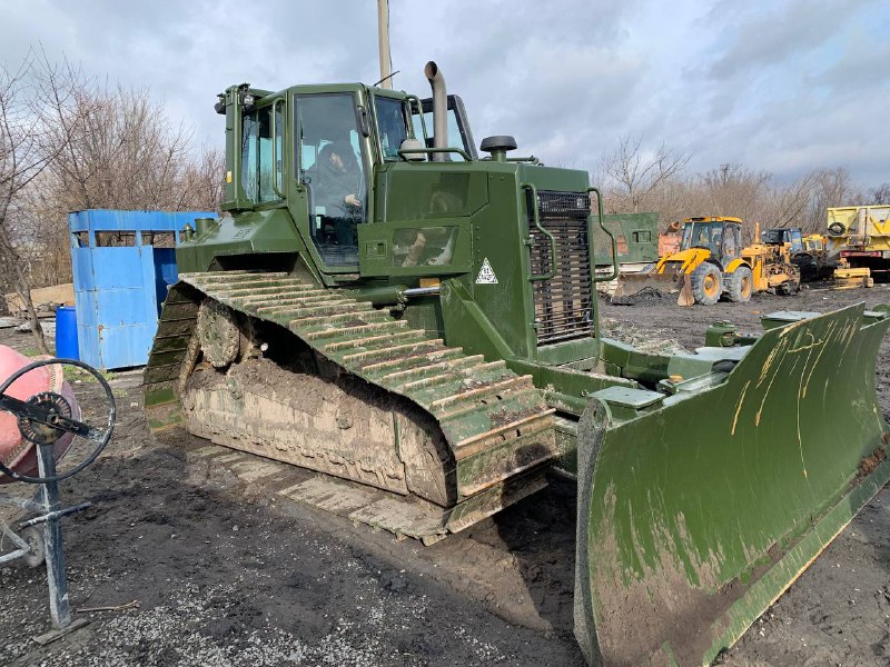 Caterpillar 320, 330, 336 (екскаватори) Caterpillar D6, D8, D10 (бульдозери) Caterpillar 950, 966, 980 (навантажувачі) Основні проблеми з екологічними системами: Помилки AdBlue (SCR): P204F, P2BA9, P20EE Засмічення DPF-фільтра: P2463, P2459, P2002 Несправність клапана EGR: P0401, P0404, P0402 ua-service.com.ua